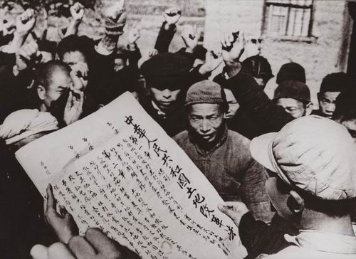 建国伊始,通过开展土地改革,农业合作化随后又建立人民公社制度,实现